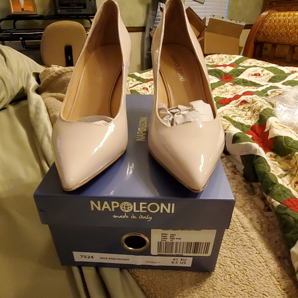 SHOES - Picture 4 of 7